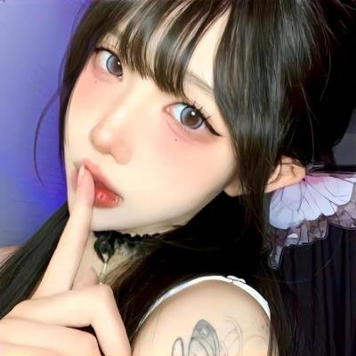 坐在酒吧里吃蛋糕